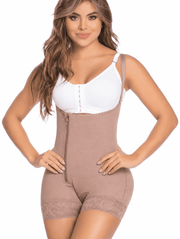 Body moldeador postoperatorio strapless de alta compresión con cierre lateral y realce de glúteos